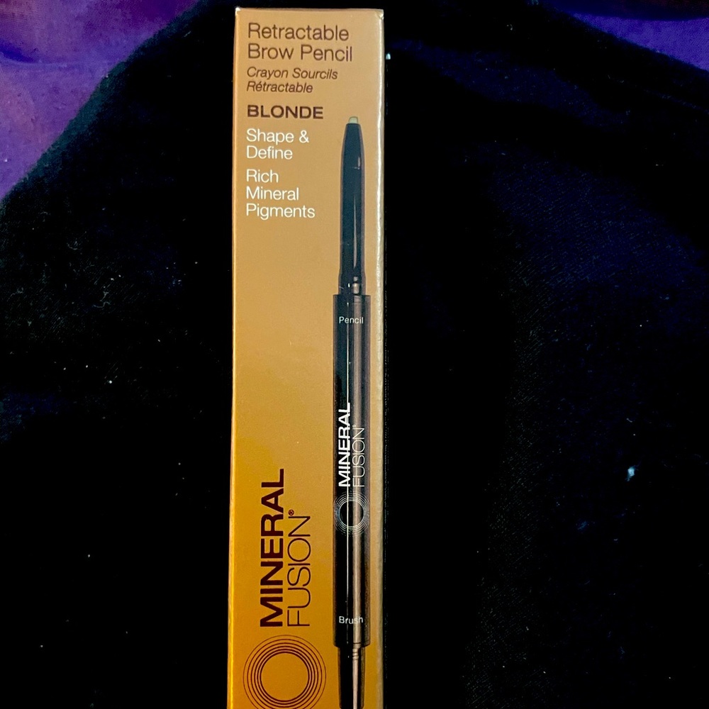 From Mineral Fusion, this is a retractable eye liner brush/pen combo for blondes